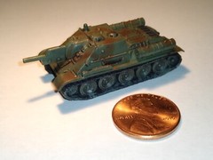 Takara 1/144 World Tank Museum 7. Russian SU-122 Assault Gun. In camo. (#132)