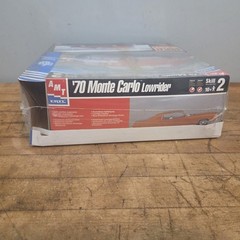 AMT Ertl 8271 1/25 Scale ’70 Chevy Monte Carlo Lowrider Kit W/ Display Case