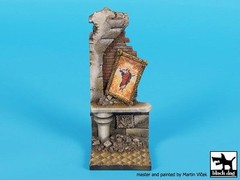 Black Dog 1/35 Ruined House Section w/Picture Frame Vignette Base (5x5cm) D35090