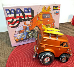 REVELL 1/25 DEAL’S WHEELS HIPPY VAN BUILT ART STUDIO DISPLAY MODEL & BONUS WOW!