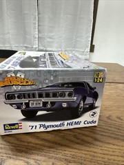 REVELL MUSCLE ’71 Plymouth HEMI Cuda 1:24 Scale Model Kit Sealed