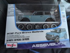 Maisto Assembly Line 2021 Ford Bronco Badlands 1:24 SC Diecast Model Kit 39535