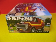 2020 REVELL ’76 CHEVY CUSTOM VAN W/ BED, FRIDGE, TV, WOODGRAIN PANELING, ROOF