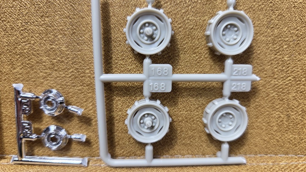 1967 Ford F-100 4 WD RIMS & HOLE IN CENTER CAPS 1:25 Moebius NEW Model PARTS