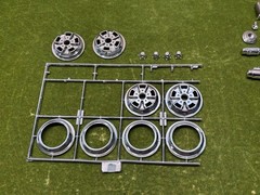 Monogram ‘32 Ford Street Rod “ BIG Deuce ” 1/8 Scale Mag Wheels / Center Caps
