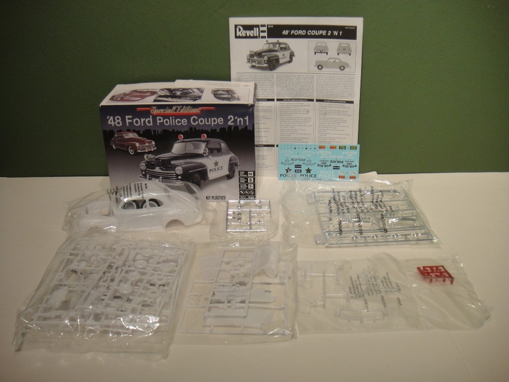 Revell – 1/25 – 2016 – ’48 Ford Police Coupe 2’n 1 – #85-4318 – Open / Complete