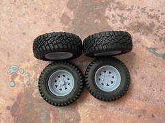 1/24 Scale: 18-Inch “Steel Wagon Wheels” W/ Mud Tires; Jeep, Resin 1/25