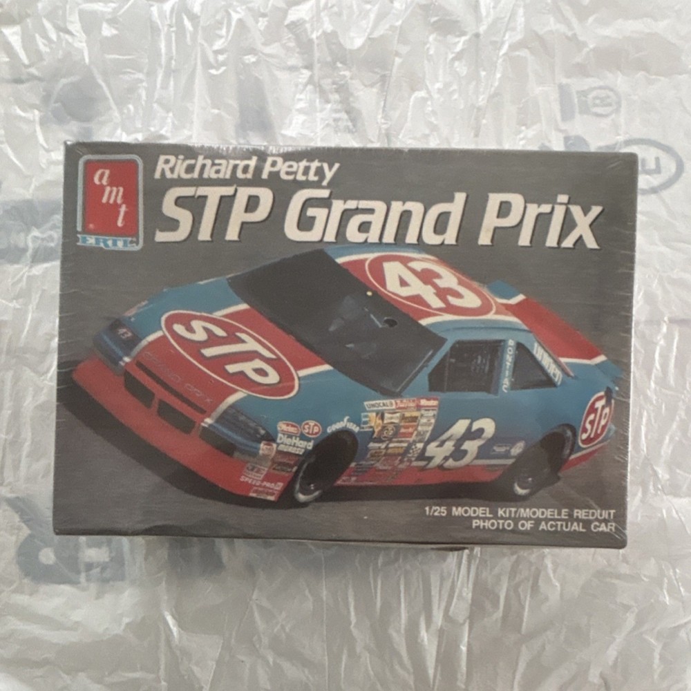 AMT Ertl Richard Petty STP Grand Prix 1:25 Unassembled Model Kit NASCAR Pontiac