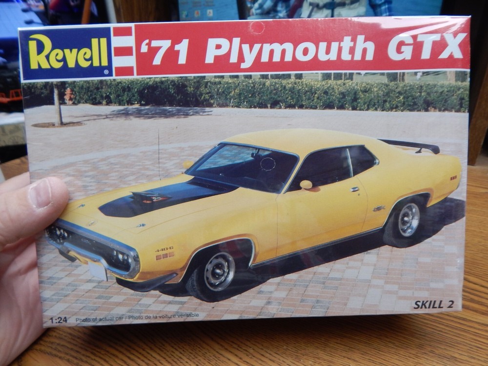 REVELL 7608 71 PLYMOUTH GTX CAR MODEL KIT NEW IN SEALED BOX 1/25