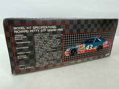AMT ERTL RICHARD PETTY STP Grand Prix 6728 Vintage Model Car Kit 1:25