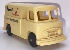 COMO Plastics Promo 1956 Ford/Divco Boyertown IDEAL Dairy Milk Van 1/25 Ivory