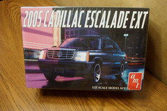 AMT 2005 CADILLAC ESCALADE EXT 1/25 SCALE MODEL KIT