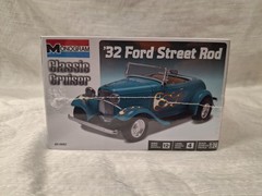 Model Kit 1932 Ford Street Rod Monogram Classic Cruiser 1:24 Skill Level 4 NEW!
