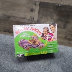 Wacky Races: Compact Pussycat Figure Snap Model Kit Penelope Pitstop 1/25 Scale