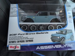 Maisto Assembly Line 2021 Ford Bronco Badlands 1:24 SC Diecast Model Kit 39535