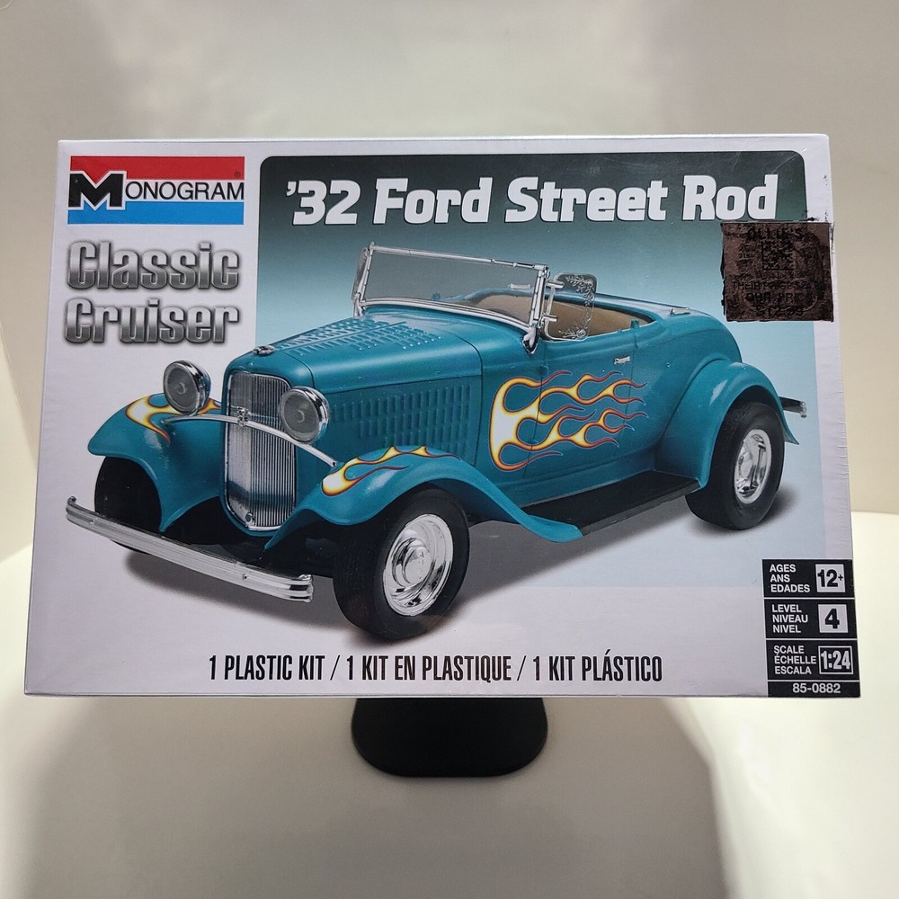 1932 Ford Street Rod Classic Cruiser Model Car Kit by Monogram 1:24 Scale.