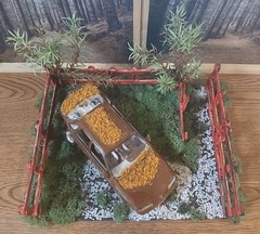 WRECKED FORD TAURUS SHO IN CORNER JUNKYARD DIORAMA SCENE !! COOL DETAILS