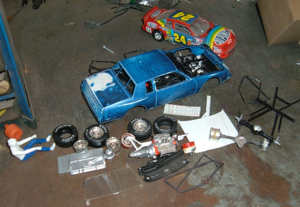 NASCAR 1981-1985 BUICK REGAL STOCK CAR 1/24 & JEFF GORDON 1/32 SNAP TIGHT