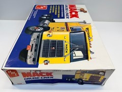 AMT 1:25 Scale Mack Cruise Liner Cabover Truck Ryder Sealed Inside Model Kit