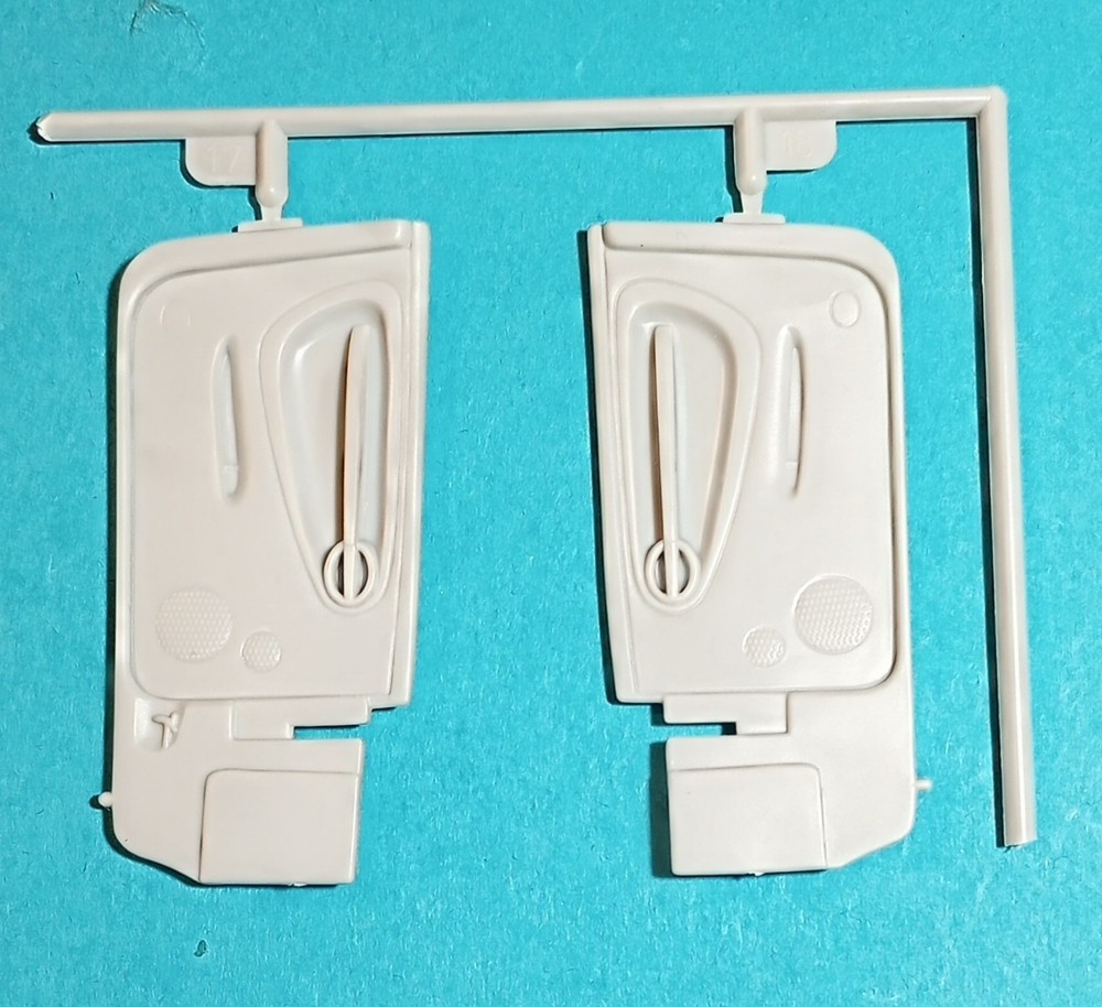 🔥04-06 CHEVY SSR TRUCK DOOR PANELS – REVELL 7691 – MODEL CAR KIT PARTS LOT🔥
