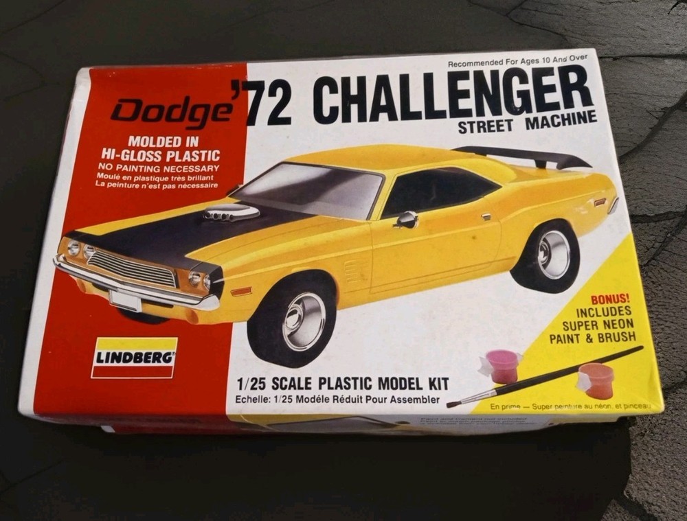1/25 Dodge 72 Challenger Lindberg Model Car Kit Sealed Inside Mopar Hemi Muscle