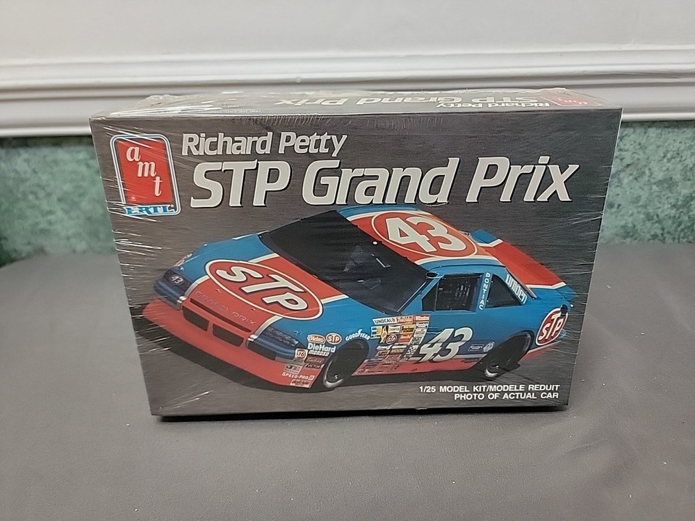 1990 Amt Ertl 43 Richard Petty STP Grand Prix Pontiac 1:25 Model Kit 6728 SEALED
