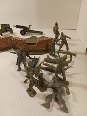 SNAP PLASTICS No. 152 BUILT 1/40th 105mm HOWITZER Lot With Various Fiqures