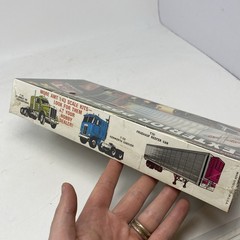 AMT T704 1/43 Scale Truck ‘n’ Trailer Fruehauf 40ft Exterior Post Van Model Kit