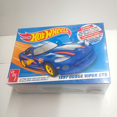 AMT Hot Wheels 1997 Dodge Viper GTS 1:25 Snap-Together Plastic Model Kit Sealed