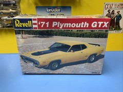 VINTAGE Revell ‘71 Plymouth GTX #7608. Plastic Model Kit NEW