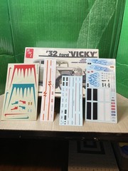 AMT ’32 Ford Vicky 1:25 Plastic Model Kit Molded in Color #6573 2905