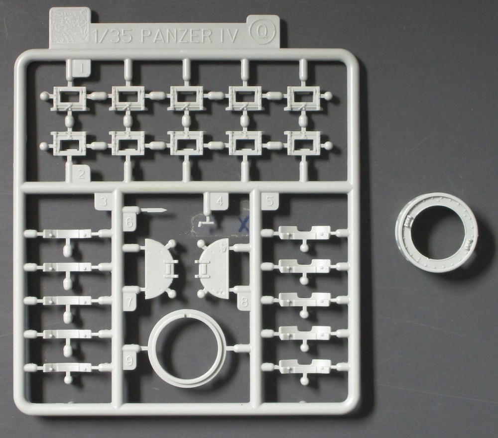 Dragon 1/35 Scale Pz.Boeb. Wg.III – Parts Tree Q from Kit No. 6792