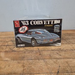 AMT ’63 Split Window Corvette Sting Ray 1:25 Model Kit #A163 – 250 Sealed