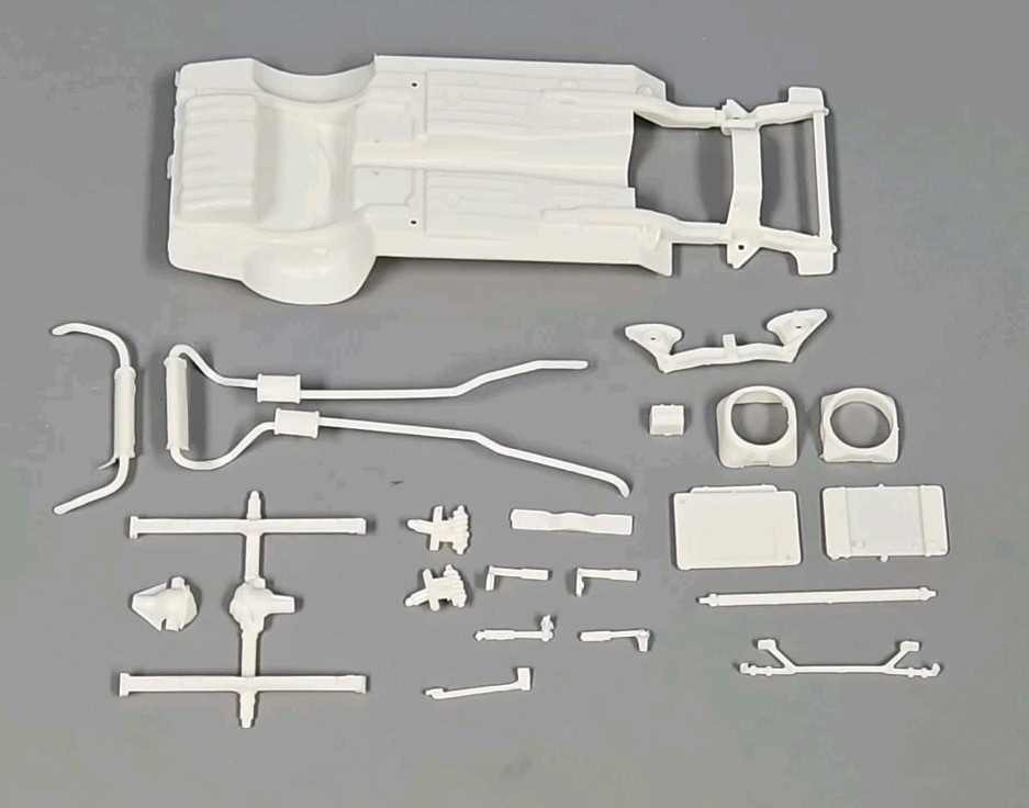 AMT 1/25 1968 CHEVROLET CAMARO Z/28 2-IN-1 CHASSIS AND RELATED PARTS