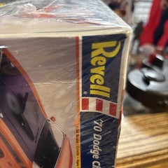 Revell 1970 Dodge Challenger T/A 2 ‘n 1 1/24 Scale Plastic Model Car Kit 85-2596
