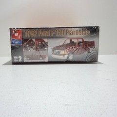 AMT Ertl #31945-1HD 1:25 1992 Ford F150 Flareside Plus Pack Plastic Kit Sealed