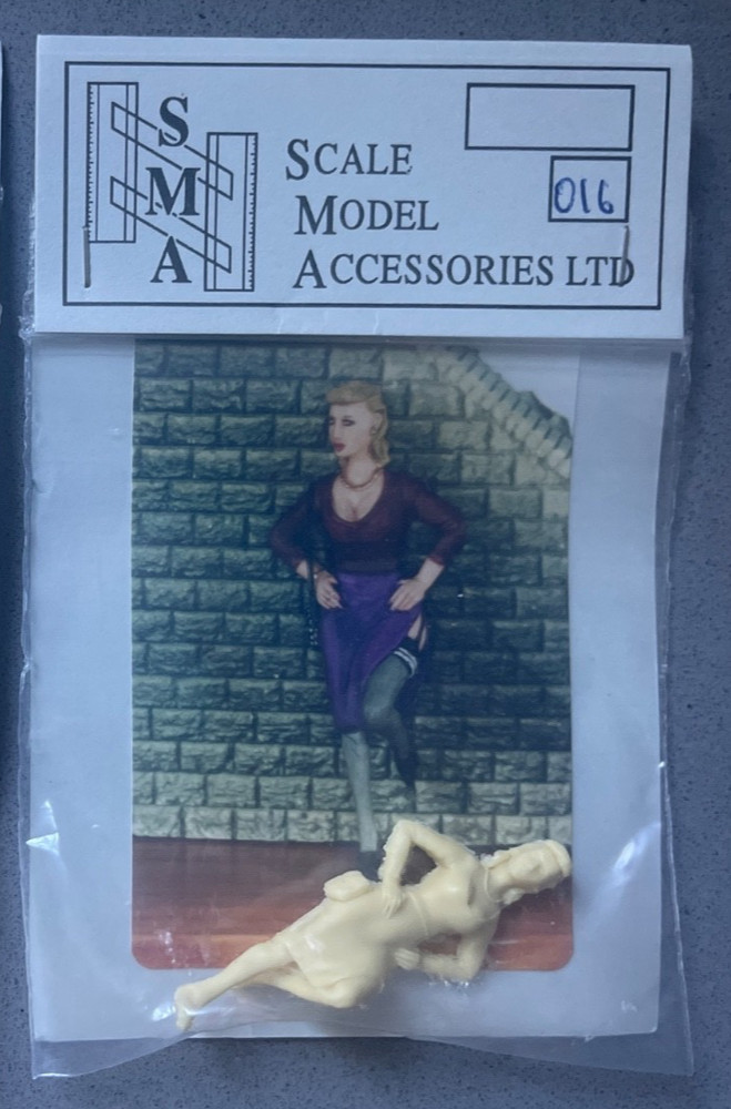 Scale Model Accessories LTD 016 Woman Standing Against Wall 1:35 Scale Kit 1/35