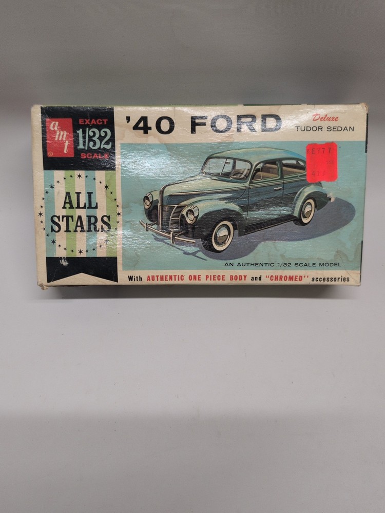 AMT 7240 Kit ’40 FORD DELUXE TUDOR SEDAN All Stars Open Box