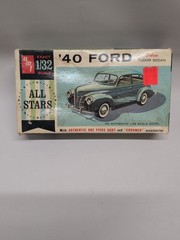 AMT 7240 Kit ’40 FORD DELUXE TUDOR SEDAN All Stars Open Box