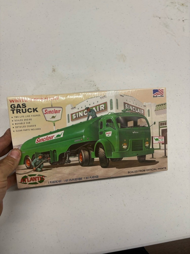 Atlantis H1402 Sinclair White Gas Truck 1/48 Model Kit Sealed