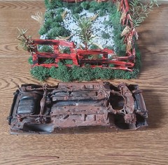 1957 CHEVY RUSTY JUNKER IN CORNER JUNKYARD DIORAMA SCENE /OPENING DOORS/TRUNK !!