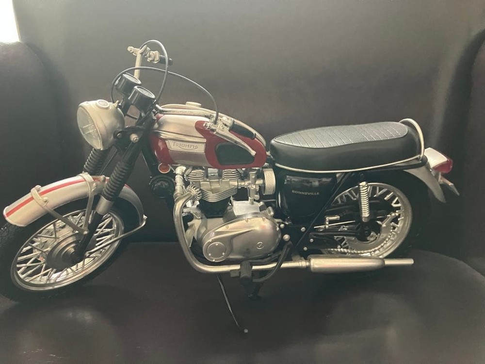 Triumph T120 Bonneville 1/6 Scale Painted Assembled Plastic Model for Hot Toys