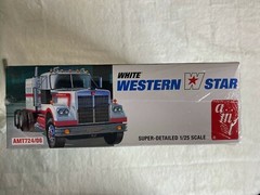 AMT By Round 2 AMT724/06 White Western Star Retro Deluxe 1/25 Scale Model Kit