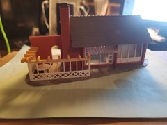 Faller No.264 – H0 60’s Vintage House w/Outdoor Patio & RR Train Platformloo
