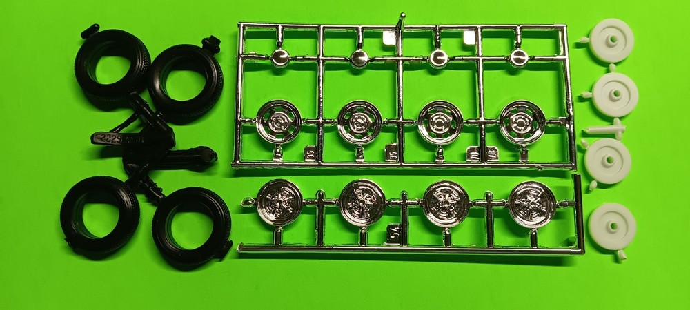 1970 Plymouth Road Runner 1/24 Magnum 500 Rim Dog Dish Hubcaps Tires Revell