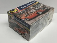 ’70 Dodge Challenger (2’n1) Revell 1:25 Model Kit #85-2596 (NEW)