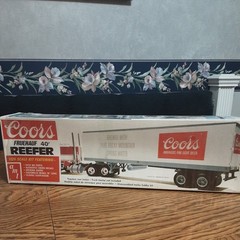 Coors Fruehauf Reefer #5203 40′ Trailer 1/25 Scale Kit AMT