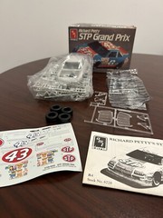 AMT Richard Petty #43 STP Grand Prix 1/25 Scale Kit 6728 Factory Bagged Parts. 2