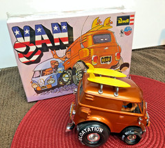 REVELL 1/25 DEAL’S WHEELS HIPPY VAN BUILT ART STUDIO DISPLAY MODEL & BONUS WOW!