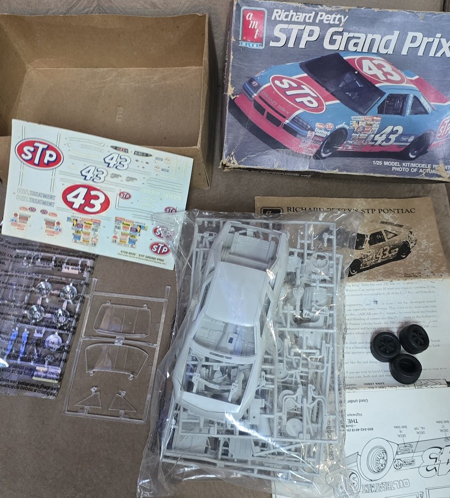 Richard Petty STP Grand Prix 1/25 Model Kit by AMT ERTL Incomplete Missing Wheel